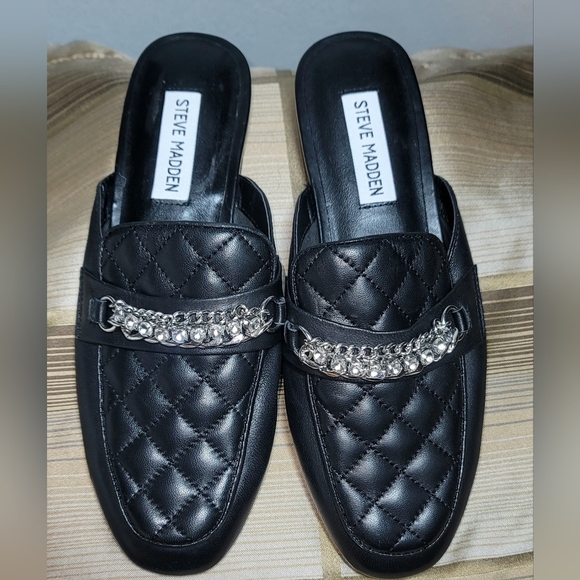 Steve Madden Shoes - Steve Madden Black Quilted Leather Shoes. With Silver Chain With Rhinestones.